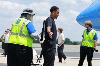 Jamal Musiala beim Security-Check vor dem Abflug der DFB-Elf. 