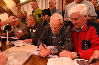 Skisprung-Legende Helmut Recknagel (2. v. r. sitzend) war dicht umlagert.