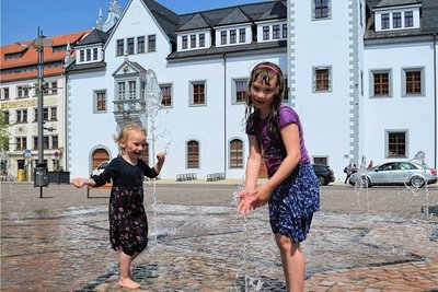 Die vierjährige Linda und ihre achtjährige Schwester Helen aus Zwickau planschten am Samstagmittag in den Fontänen auf dem Obermarkt. 