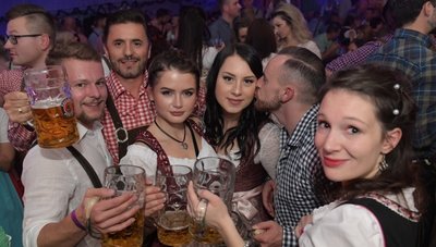 Dominic Groß, Toni Spahao, Sarah Georgi, Laura Wurmseider, Matthias Heidelk und Lydia Keller (v.li.) haben beim Oktoberfest in Aue mitgefeiert.