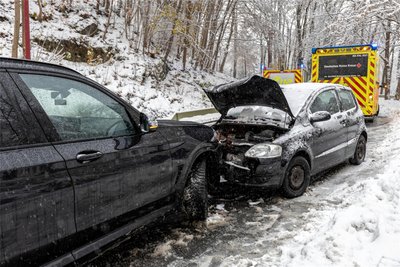 Ein Hyundai rutschte in Auerbach aus der Kurve und kollidierte frontal mit einem BMW.