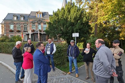 Vor der Sitzung des Gemeinderates: Bürgermeister Karsten Schultz spricht mit Einwohnern.