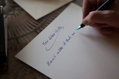 Ein handgeschriebenes Testament ist zwar gültig - es kann aber schnell verschwinden oder geändert werden. Der Schutz vor Missbrauch ist daher gering.