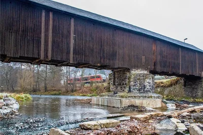 Stein des Anstoßes: der Mittelpfeiler der Hennersdorfer Holzbrücke. Einige Anwohner befürchten, dass mit der Verbreiterung des Mittelpfeilers die Überflutungsgefahr stark zunimmt. 