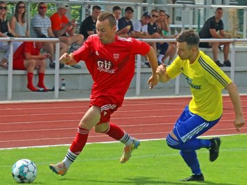 Motor Thurm mit Rik Christiansen-Weniger am Ball - hier im Zweikampf mit dem Waldenburger Philip Saupe - muss zittern. 