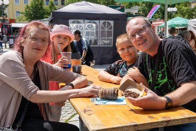 Familienbesuch beim Streetfood-Markt: Mama Sabine Schubert, Töchterchen Marie, Sohn Keanu und Papa Carsten Gemeinhardt.