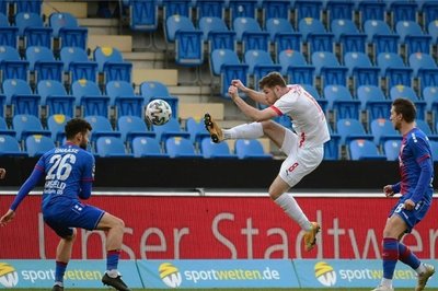 FSV-Profi Leon Jensen (Mitte) jagt den Ball.