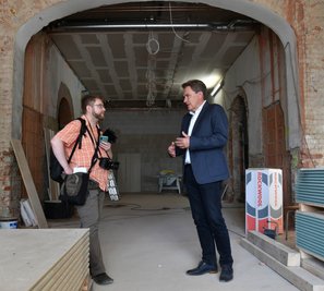 Der Bahnhof soll Mittweidas Eingangsportal werden. An der ÖPNV-Schnittstelle gelegen, ziehen ein Pflegedienst, Beratungsstellen und Fahrkartenschalter in den linken Gebäudeteil ein. Toiletten für die Öffentlichkeit und die Busfahrer sollen im nächsten Jahr hier Platz finden. Ein Gründerzentrum soll im rechten Gebäudeteil folgen. 