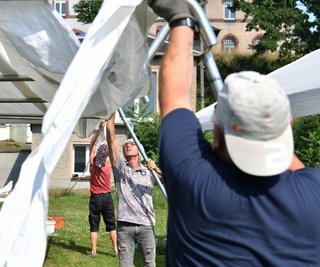 Die Vorbereitungen sind gemacht, Am Gebind wird ab 14.30 Uhr wieder ein Gartenfest gefeiert.