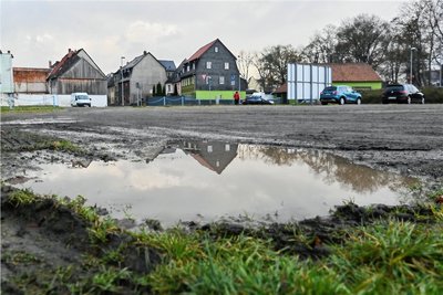 Der Parkplatz am Freibad soll nicht 2023, sondern erst 2024 erneuert werden.