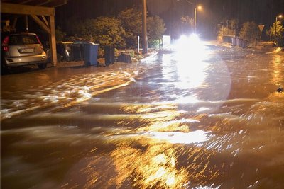 Binnen weniger Minuten hatte sich der Münzbach in Freiberg am Dienstagabend gegen 22 Uhr in einen reißenden Strom verwandelt. Er trat über die Ufer und floss auf der Straße Münzbachtal weiter.