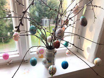 Ein geschmückter Osterbaum mit selbstbemalten Eiern.