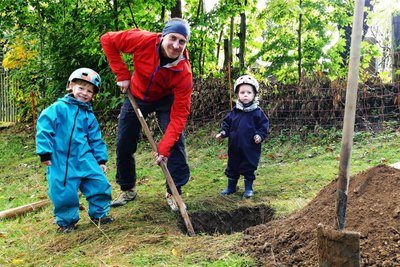 Mit seinen beiden Kindern Tim und Amy hob Tobias Börner das Loch für den Birnbaum aus, der kurz darauf für Geschwisterchen Kurt gepflanzt wurde.