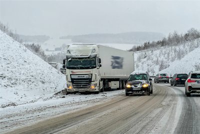 Auf der Umgehungsstraße Richtung Autobahnauffahrt in Treuen kamen mehrere Lastwagen auf vereister Fahrbahn nicht weiter.
