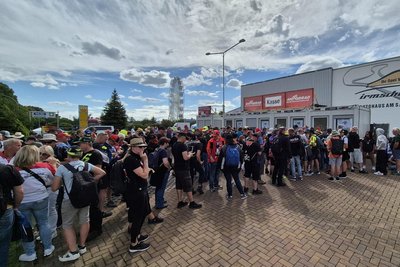 Während am Sonntag auf dem Sachsenring das Hauptrennen und damit der Höhepunkt des Moto-GP die Fans begeisterte, standen an den vier Tageskassen massenhaft Leute an, um Tickets zu erwerben – für den Moto-GP 2025.