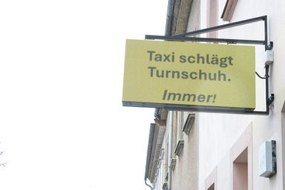 Kurz, zugespitzt und gut sichtbar: Die Taxizentrale Mittelsachsen setzt bei ihrer Außenwerbung auf einprägsame Sätze statt auf nüchterne Reklame.