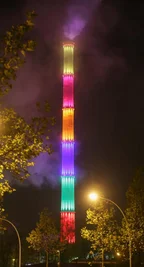 Der bunte Schornstein in Chemnitz Furth ist seit Montagabend mit einer LED-Beleuchtung ausgestattet.