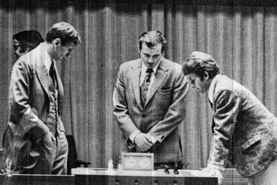 Showdown auf der Insel: Der Amerikaner Bobby Fischer (links) und der Russe Boris Spasski bei einer ihrer Begegnungen im Kampf um Schachgroßmeisterwürden im Sommer 1972. 
