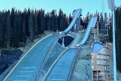 Die WM-Anlage in Trondheim mit ihren neu aufgebauten Schanzen, an denen die Firma Riedel aus Raschau unter anderem den Stahl-Unterbau realisierte. 2025 werden im Granasen Skisenter Weltmeister gekürt.