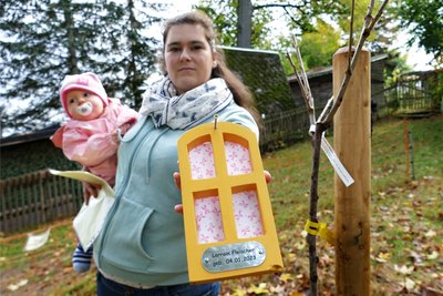 An die frisch gepflanzten Bäume kam jeweils ein kleines Namensschild - so wie dieses, das Nadine Perlitz für ihre Tochter Lorrain erhielt.