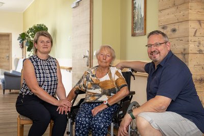 Yvonne (l.) und Stephan Knorr haben etwa fünf Millionen Euro in den Umbau des ehemaligen Schul-Komplexes in Schlettau investiert. Im Bild mit Karin Heß, der ersten Bewohnerin des Service-Wohnens für Senioren.