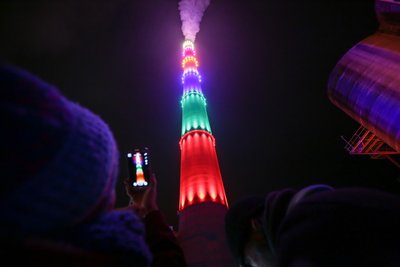 Der bunte Schornstein in Chemnitz Furth ist seit Montagabend mit einer LED-Beleuchtung ausgestattet.