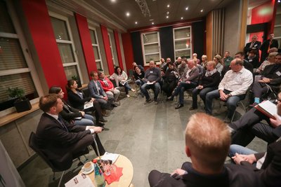 Ministerpräsident Michael Kretschmer (CDU) und Mitglieder seines Kabinetts waren am Freitag in Frankenberg, um mit Besuchern über Herausforderungen der aktuellen Politik zu sprechen.