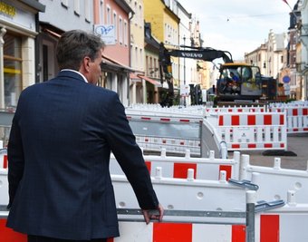 Die Bauarbeiten an der Rochlitzer Straße sind logistisch eine Herausforderung. Denn die Geschäfte sollten weiterhin geöffnet bleiben.
