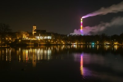 Der bunte Schornstein in Chemnitz Furth ist seit Montagabend mit einer LED-Beleuchtung ausgestattet.