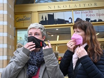 Daniela Schiffzik (links) und Silvia Schubert nach ihrem Einkauf in der Galerie Roter Turm. Beide sagen, dass sie ihre Masken beim Einkauf vorerst weiterhin tragen werden, auch wenn die Pflicht dazu entfällt. 