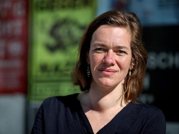 Juliane Nagel vor ihrem Abgeordnetenbüro.
