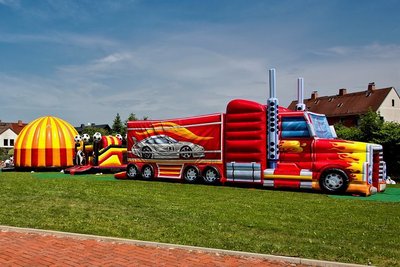 So bunt und so groß sind die Hüpfburgen und anderen Attraktionen im Eventpark "Carlis Luftschlösser" in Reichenbach. 