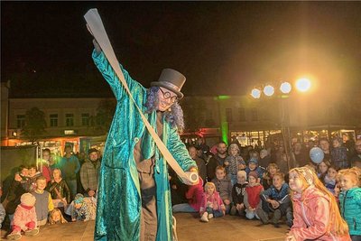 Prof. Grusel Wusel unterhielt in einer Einkaufsnacht in Auerbach Kinder.