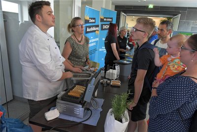 Am Stand des Studentenwerks Freiberg informierte sich der 15-jährige Julian Hickel mit Mutter Jana (rechts) und Schwester Leni über die Ausbildung zum Koch. Azubi Luc Breitzke und Küchenleiterin Kerstin Richlofsky informierten.
