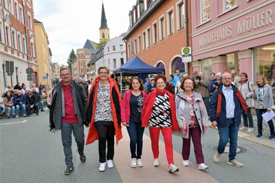 Vorm Modehaus Müller ist eine der Modenschauen gelaufen.