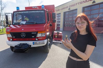Holzspielzeugmacherin Josie Georgi aus Crottendorf hat ein Fahrzeug der Crottendorfer Wehr als Gesellenstück verewigt.