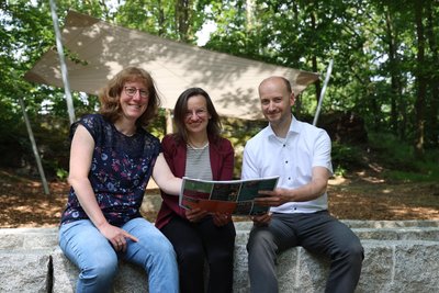 Elena Weber, Corinna Bergelt und Thomas Mauersberger (v. l.) freuen sich über die neu gestaltete Freilicht-Bühne.