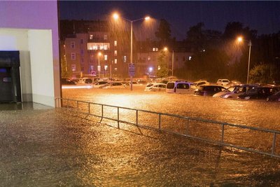 Wie ein See: Vom Edeka-Markt bis zum Parkplatz breiteten sich am Dienstagabend gegen 21.30 Uhr die Wassermassen auf der Ehernen Schlange aus.
