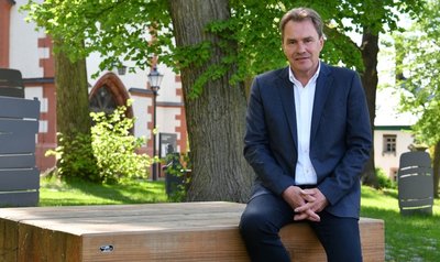 Das Umfeld der Stadtkirche wurde neu gestaltet. An der Oberfläche sind stilisiert auch die Keller im Untergrund zu sehen. Ganz in der Nähe laufen noch die Arbeiten: Das historische Gebäude an der Kirchstraße 16 wird künftig zum Museum gehören.