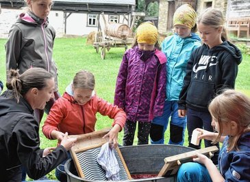 Wie war Wäschewaschen früher? Kinder in Eubabrunn mit Museumspädagogin Romy Bauch (vorn links).