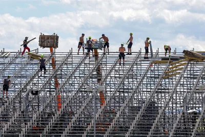 Auch der Abbau der Tribünen hat am Montag begonnen. Bis zum Mittwoch müssen die Arbeiten abgeschlossen sein.