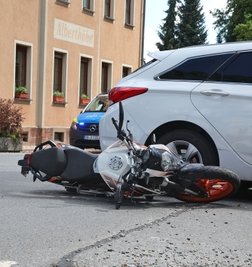 Die Motorradfahrerin prallte gegen den Hyundai und stürzte.