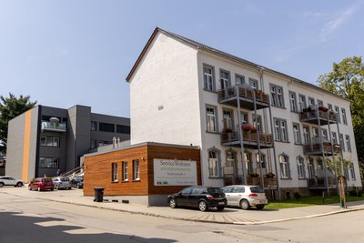 Der ehemalige Schulkomplex in Schlettau hat sich gewandelt. Am Sonnabend wird zu einem Tag der offenen Tür eingeladen.
