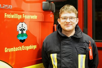 Simon Bräuer gehört zur Freiwilligen Feuerwehr Grumbach. Als Jugendwart ist er für die Nachwuchsarbeit im gesamten Stadtgebiet von Jöhstadt zuständig.