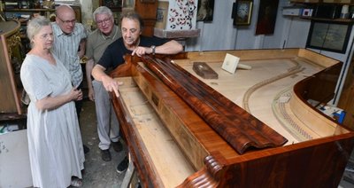 Während der Instandsetzungsarbeiten am Flügel hatte Restaurator Thomas Heinicke (r.) in Wickersdorf bei Waldenburg Besuch von Vertretern des Schlossvereins Rochsburg erhalten.