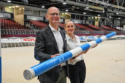 Amateurreiter Malte Laub und Weltspitze-Voltigier-Reiterin Julia Wagner testen schon mal die Hindernisse in der Messe. Von Freitag bis Sonntag steigt dort mit dem Großen Preis von Sachsen der Hallenpferdesport-Event in Chemnitz. 