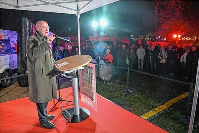 Leicht verspätet wegen des Winterwetters war Gregor Gysi am Freitag in den Stadthallenpark gekommen. Nach seiner Rede vor einigen Hundert Besuchern machte er sich direkt auf zur nächsten Kundgebung.