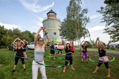 Gabriela Steiner ist in Plauen als Fitnesstrainerin bekannt - sie gibt unter anderem Hula-Hoop-Kurse.