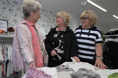 Im Gespräch: Sabine Lohberger, Birgit Lohberger, die Chefin der Boutique No.18, und Senior-Chefin Gerlinde Schneider (v. l.).