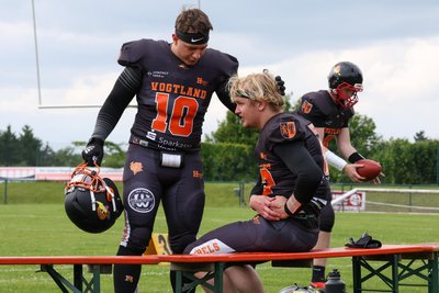 Rebels-Runningback Fabian Riemer (links) baut Jan Macholdt auf, der aufgrund einer Hüftverletzung nicht weiterspielen konnte und...